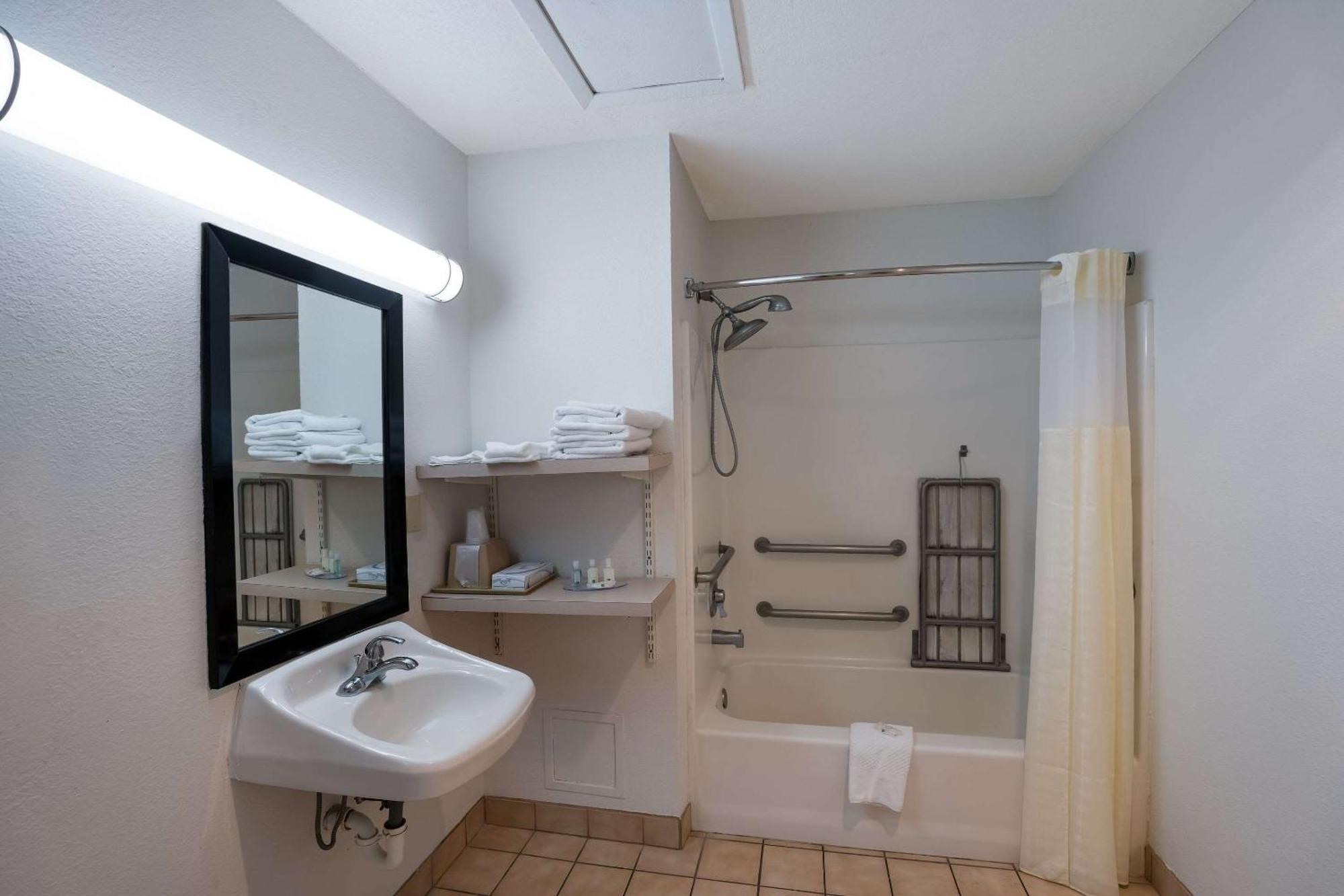 Quality Inn & Suites Джънкшън Екстериор снимка