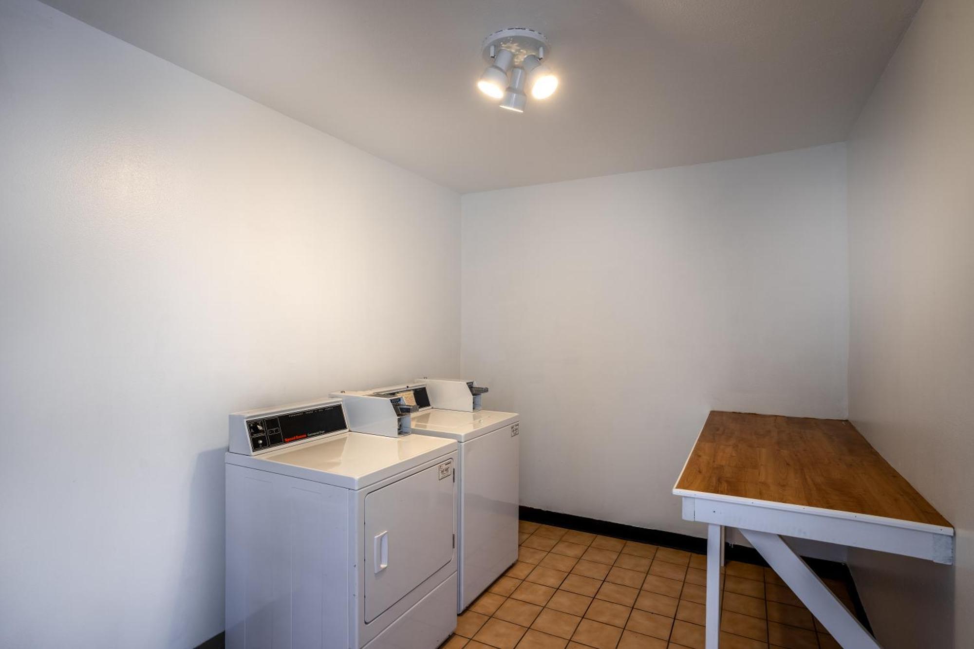 Quality Inn & Suites Джънкшън Екстериор снимка