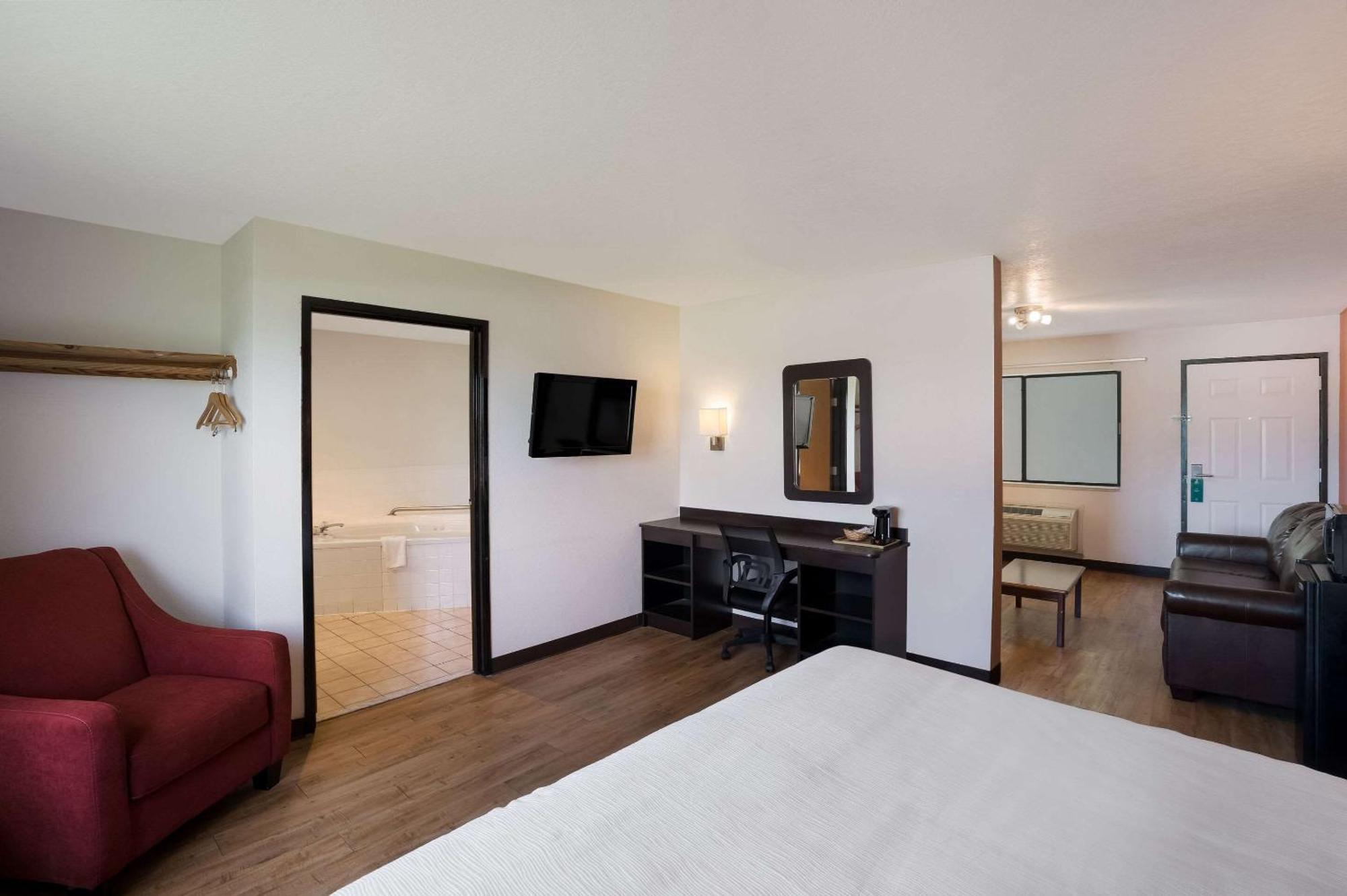 Quality Inn & Suites Джънкшън Екстериор снимка
